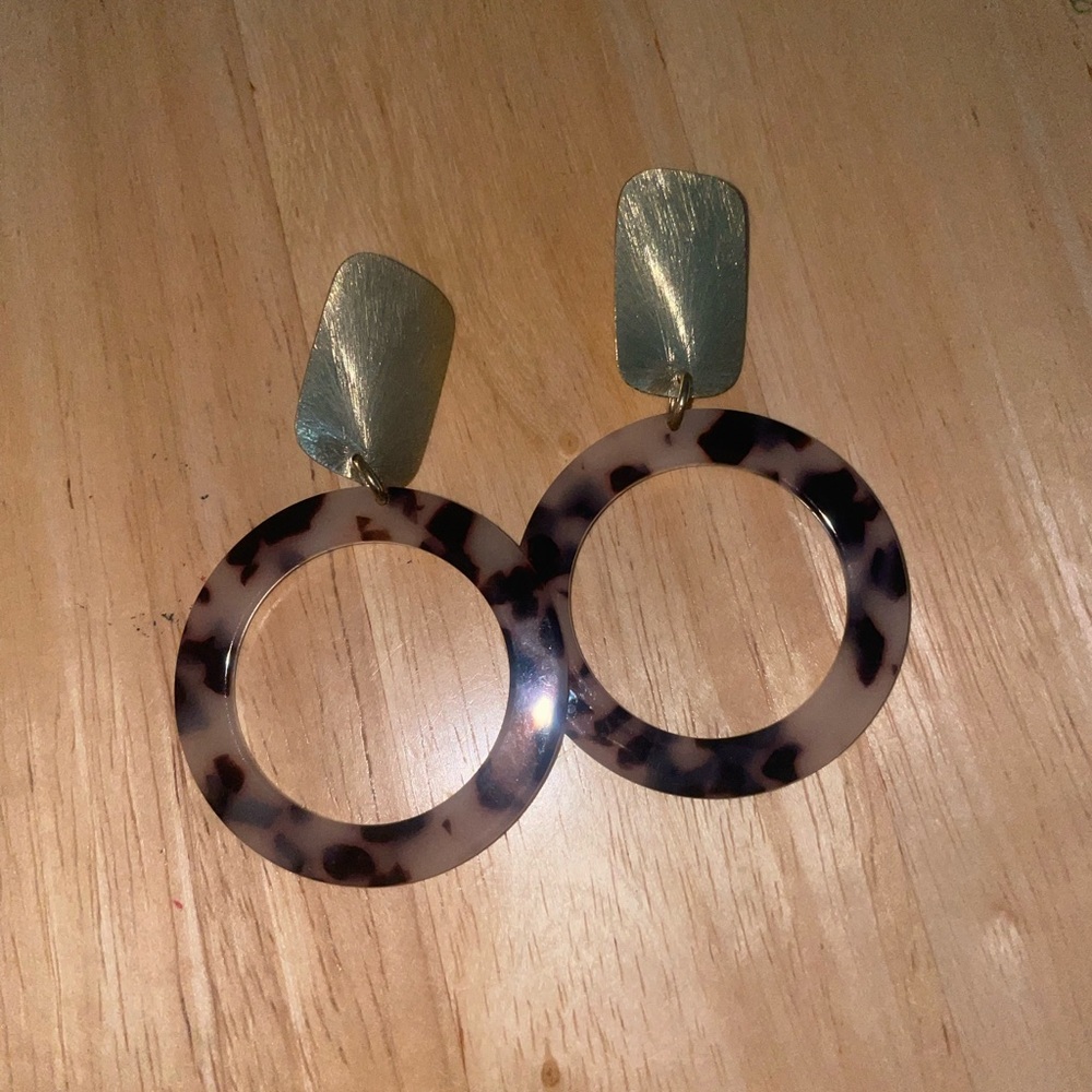 Gold earrings with Tortoise hoop